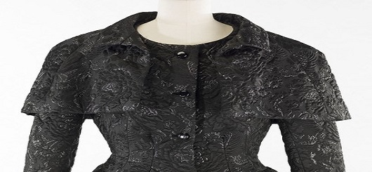 Cristòbal Balenciaga, Dress and capelet ensemble in quilted faconnè, detail, 1968 Palais Galliera Cristòbal Balenciaga, Dress and capelet ensemble in quilted faconnè, detail, 1968 Palais Galliera